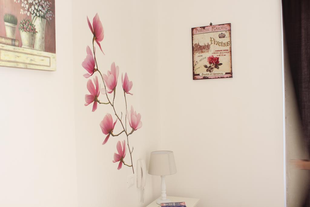 Book And Bed Maglie Quarto foto