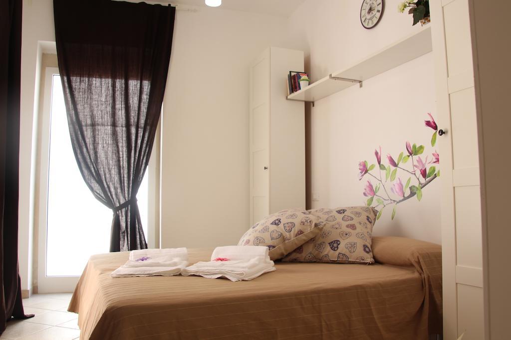 Book And Bed Maglie Quarto foto